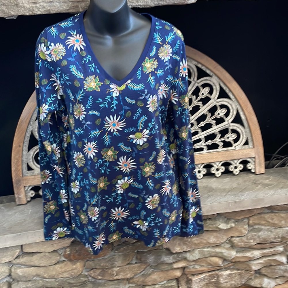Lands’ End Women’s v neck long sleeve T size S. NWT